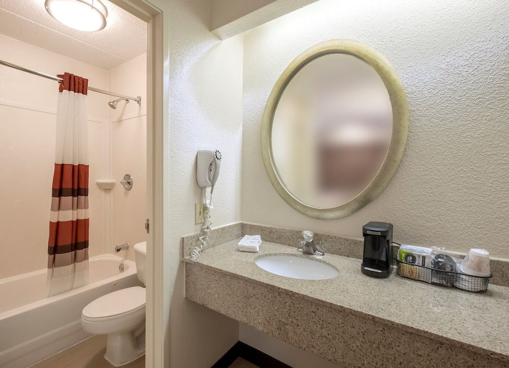 Red Roof Inn Milford - New Haven Superior Room, 1 King Bed (Smoke Free) 9