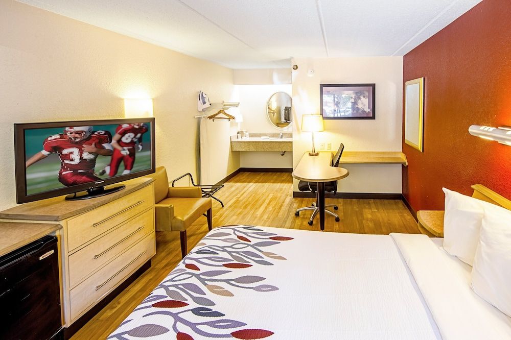 Red Roof Inn Milford - New Haven Superior Room, 1 King Bed (Smoke Free) 5
