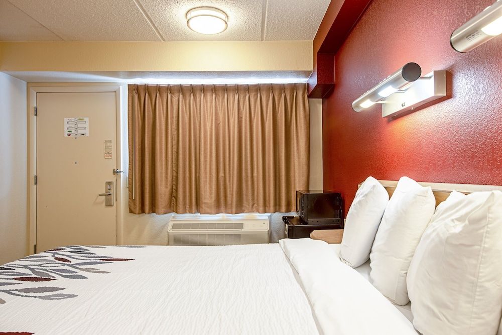 Red Roof Inn Milford - New Haven Deluxe Room, 1 King Bed, Accessible (Smoke Free) 2