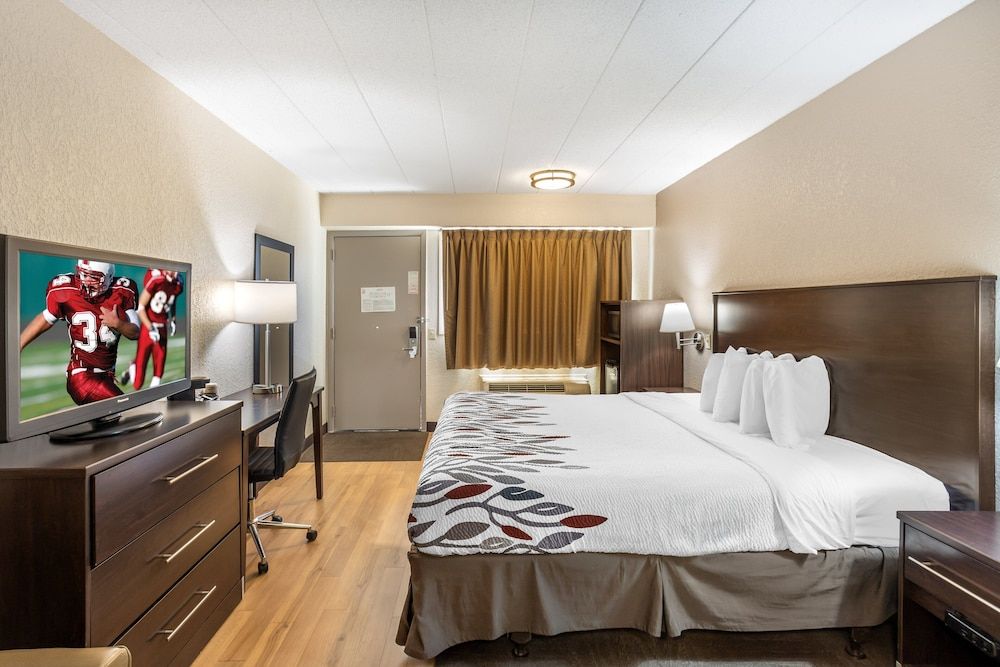 Red Roof Inn Danville, PA Business Room, 1 King Bed, Accessible (Smoke Free) 2