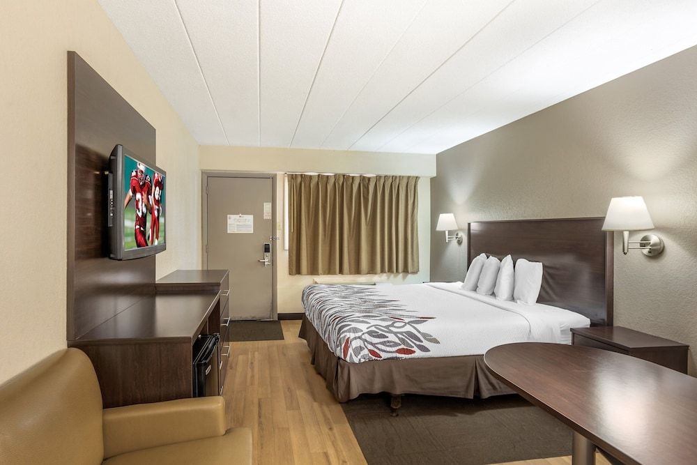 Red Roof Inn Danville, PA Superior Room, 1 King Bed (Smoke Free) 2