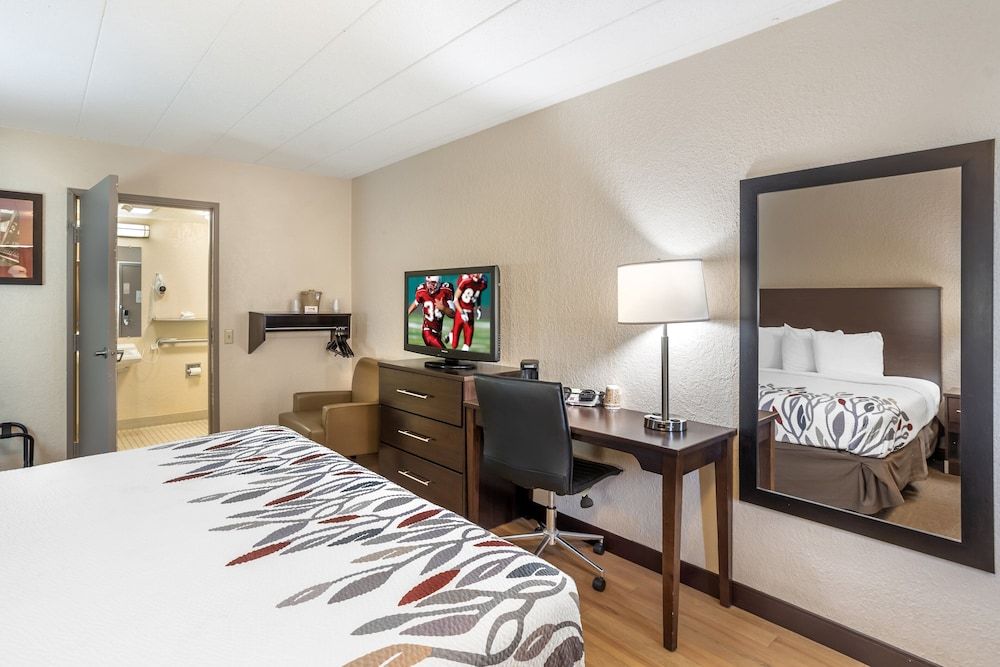 Red Roof Inn Danville, PA Business Room, 1 King Bed, Accessible (Smoke Free) 3