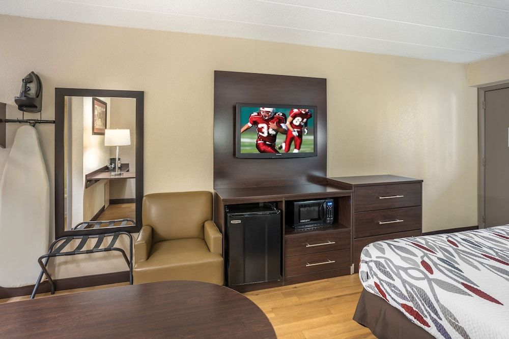 Red Roof Inn Danville, PA Superior Room, 1 King Bed (Smoke Free) 6