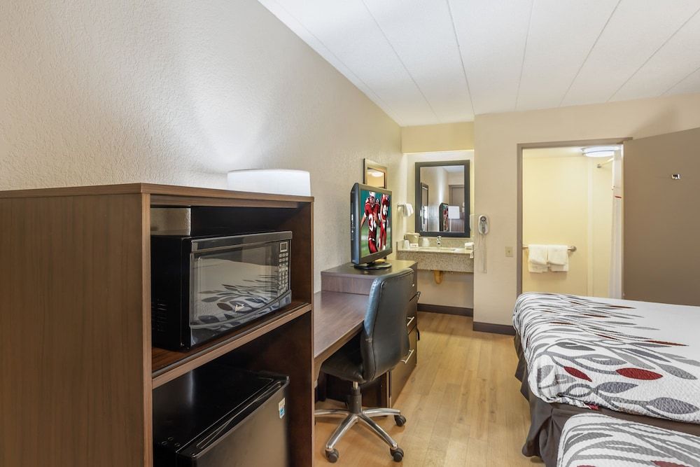 Red Roof Inn Danville, PA Standard Room, 2 Double Beds, Accessible (Smoke Free) 7