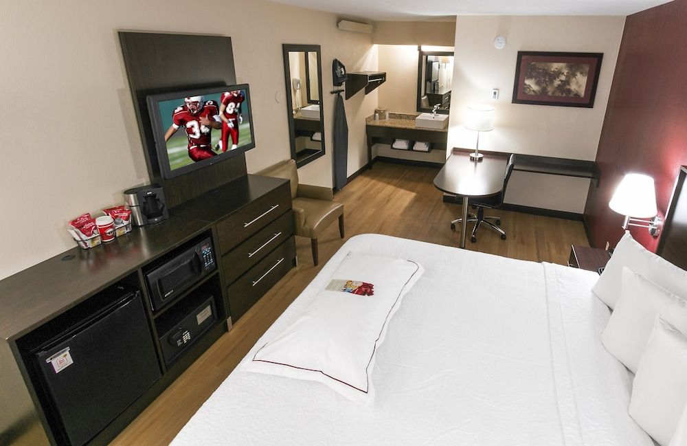Premium Room, 1 King Bed, Accessible (Upgraded Bedding & Snack, Smoke Free)