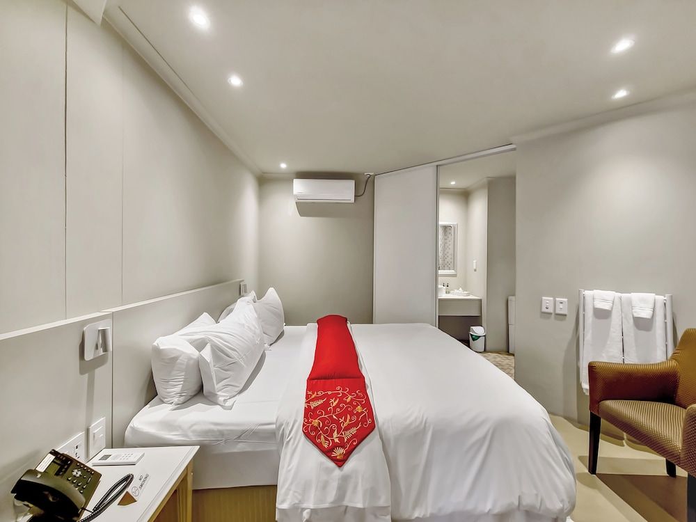 Rouge on Rose Boutique Hotel Deluxe Suite with kitchenette/sleeper (B+B) 4