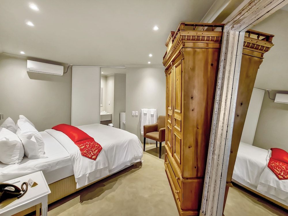 Rouge on Rose Boutique Hotel Deluxe Suite with kitchenette/sleeper (B+B) 3