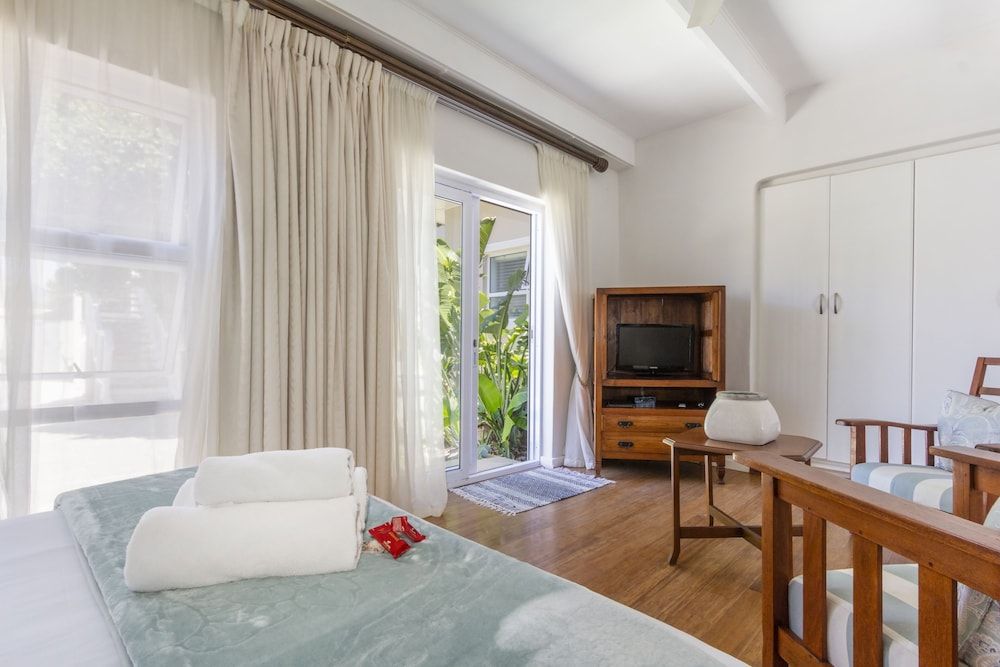 Beach House Hout Bay Superior Suite (9) 3