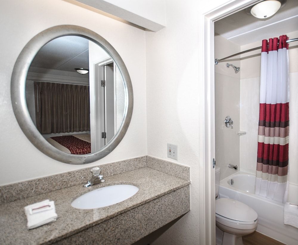 Red Roof Inn Philadelphia - Oxford Valley Superior Room, 1 King Bed (Smoke Free) 6