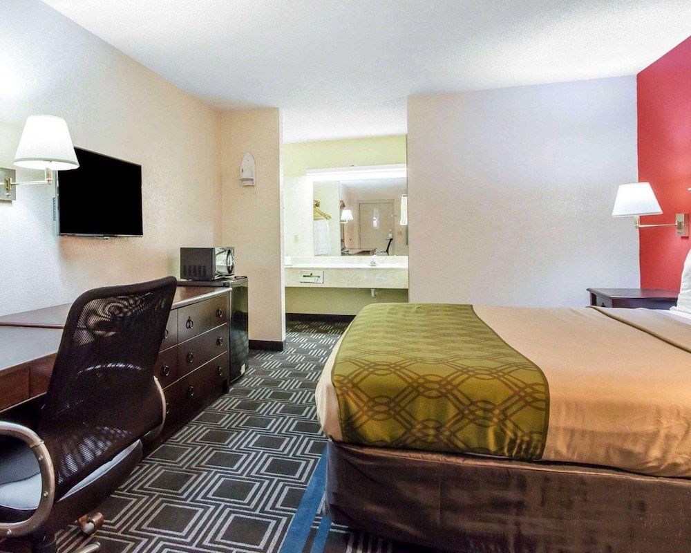 Econo Lodge Lanett Standard Room, 1 King Bed, Non Smoking 5