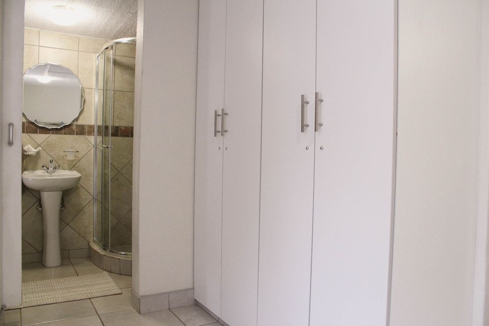 Vineyard on the Hill Guest House Self-Catering Family Room 8