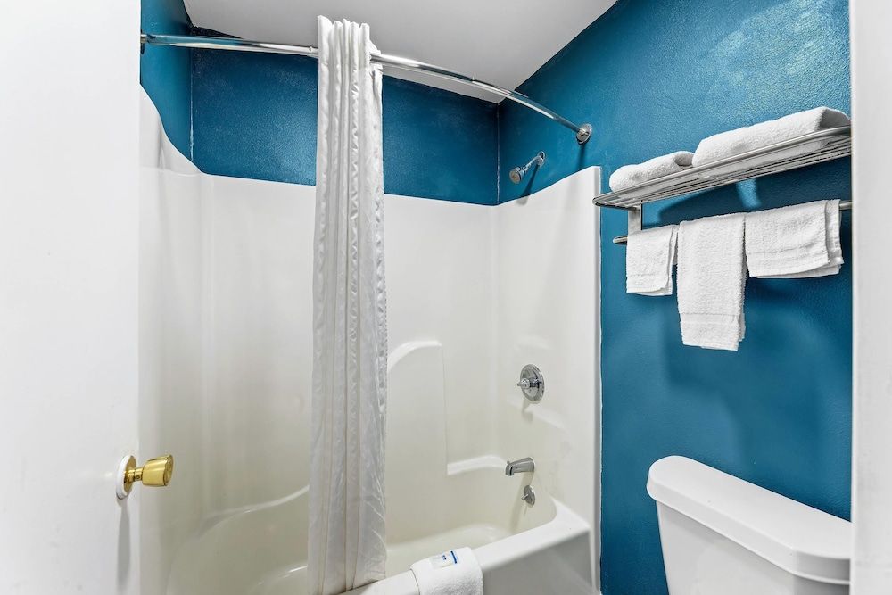 Rodeway Inn Standard Room, 2 Queen Beds, Non Smoking 6