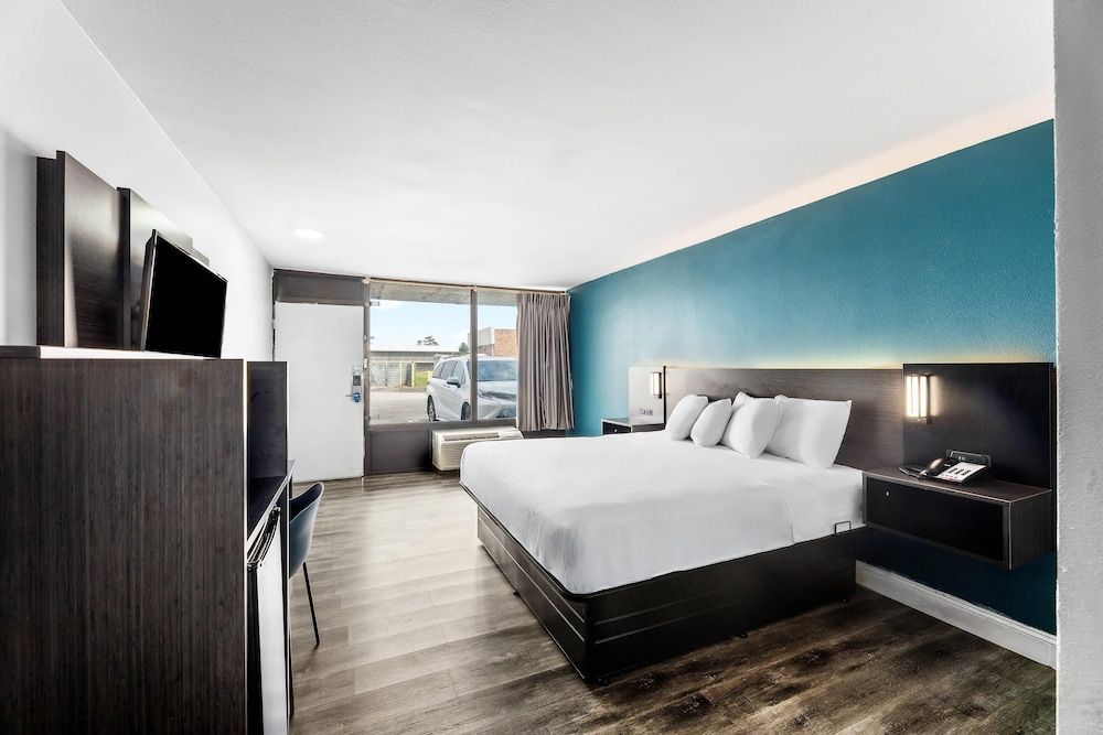 Rodeway Inn Room, 1 King Bed, Accessible, Non Smoking 3