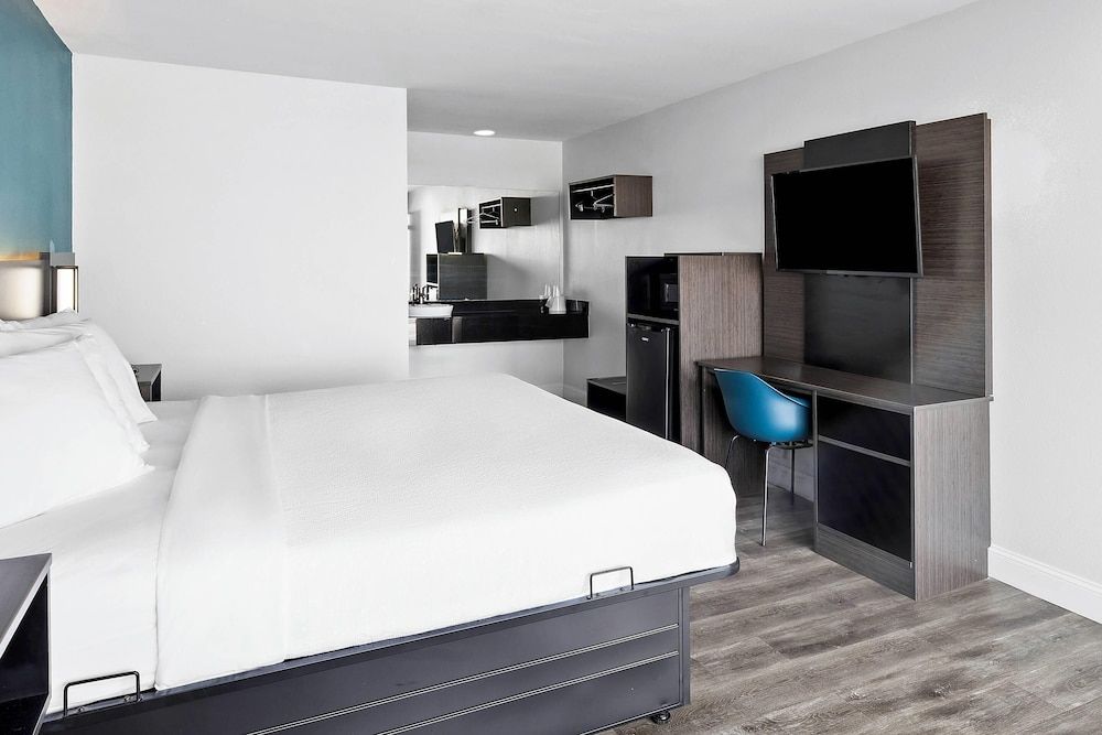 Rodeway Inn Room, 1 King Bed, Accessible, Non Smoking