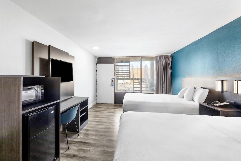 Rodeway Inn Standard Room, 2 Queen Beds, Non Smoking 4