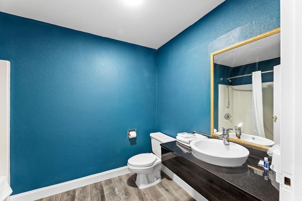 Rodeway Inn Standard Room, 1 King Bed, Smoking 4