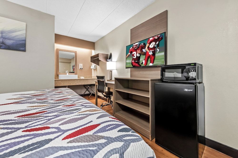 Red Roof Inn Columbus West - Hilliard Deluxe Room, 1 King Bed (Smoke Free) 10