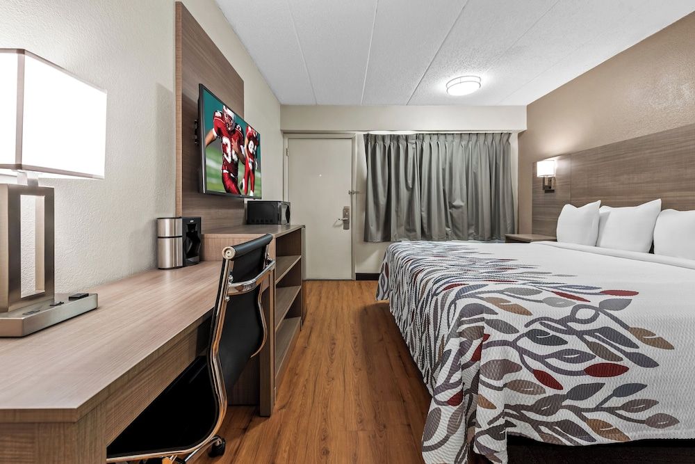 Red Roof Inn Columbus West - Hilliard Deluxe Room, 1 King Bed (Smoke Free) 2