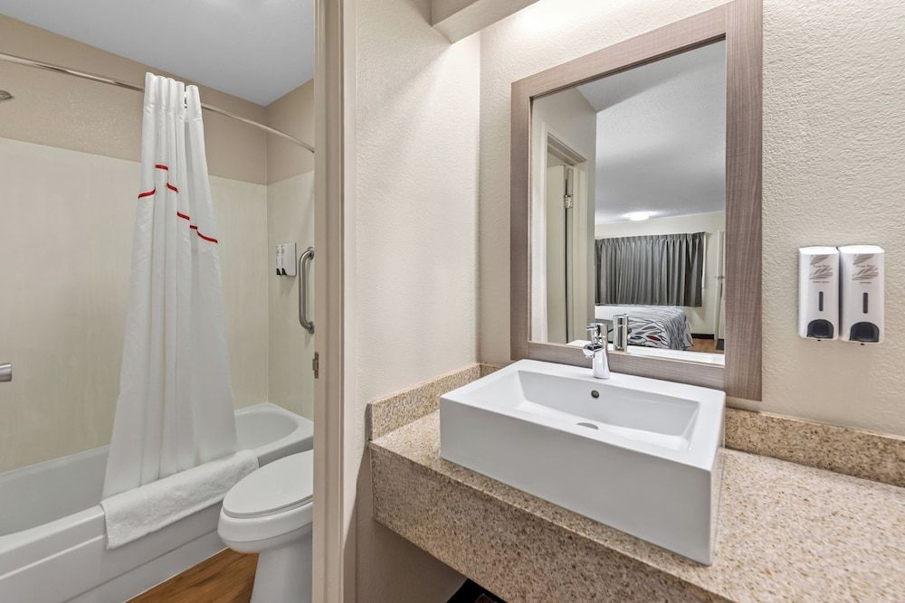 Red Roof Inn Columbus West - Hilliard Deluxe Room, 1 King Bed (Smoke Free) 7