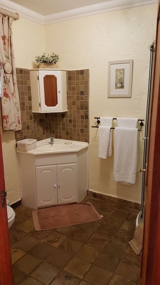 Jubilee Lodge Guest House Deluxe Room (Twin or King Room) 6