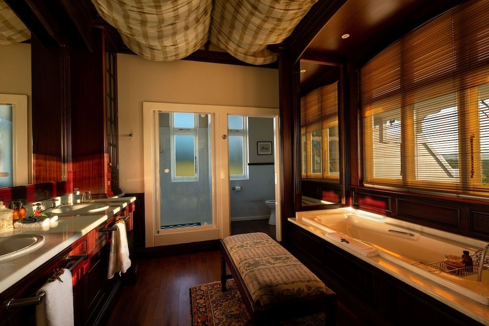 Founders Lodge by Mantis Suite, 1 King Bed 5