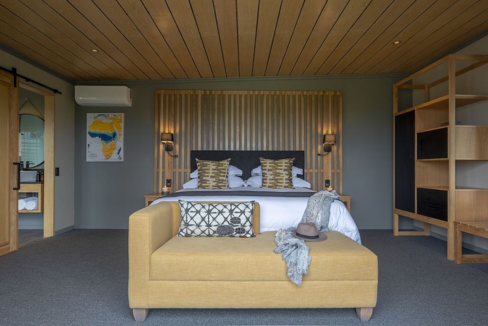 Founders Lodge by Mantis Room, 1 King Bed 3