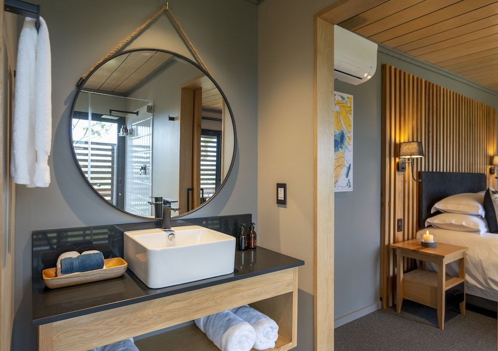 Founders Lodge by Mantis Room, 1 King Bed 5