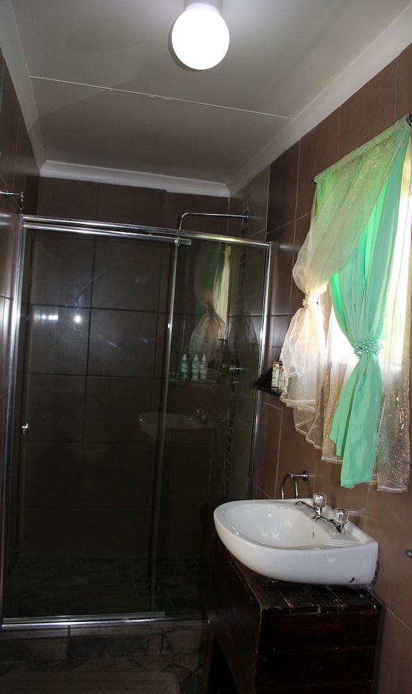 Ukarimu Guest House Peridot Room 4