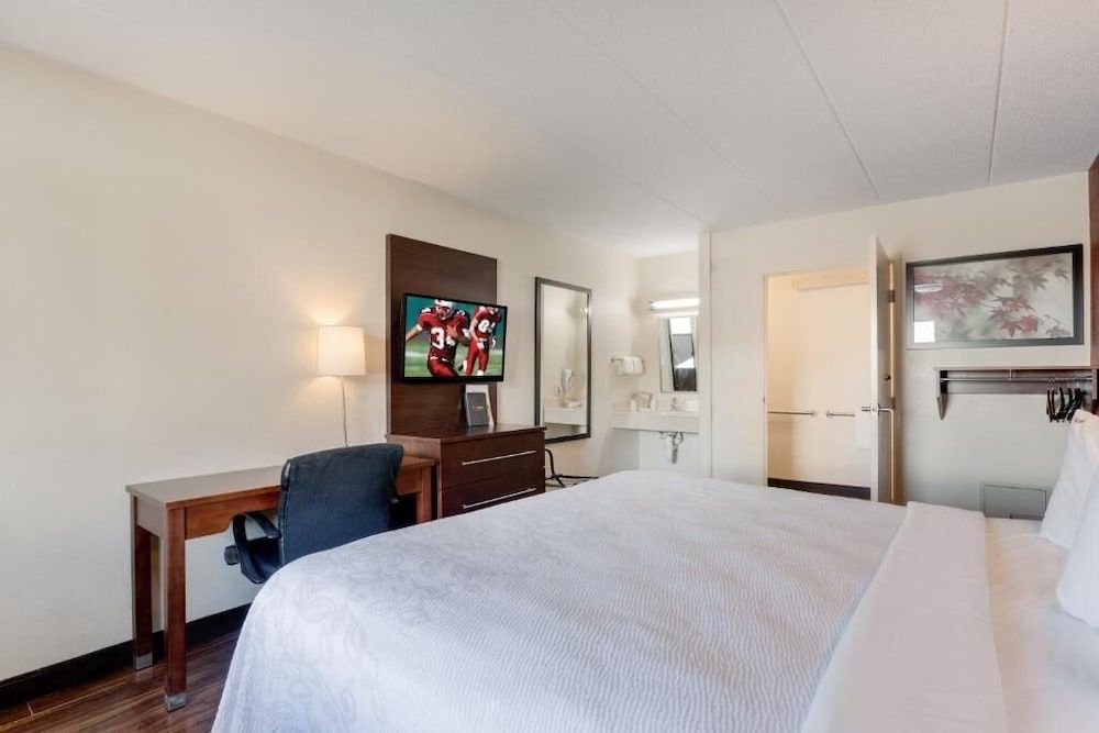 Super 8 by Wyndham Deerfield/Northbrook Room, 1 King Bed, Accessible, Non Smoking (Mobility, Roll-in Shower)