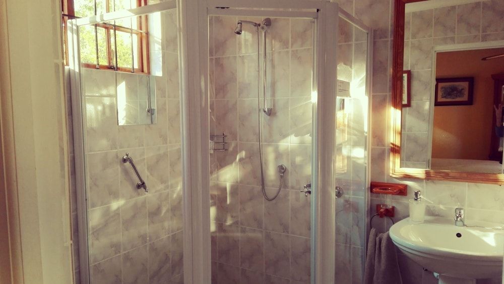 Saxe-Coburg Lodge Twin room with pool view 2