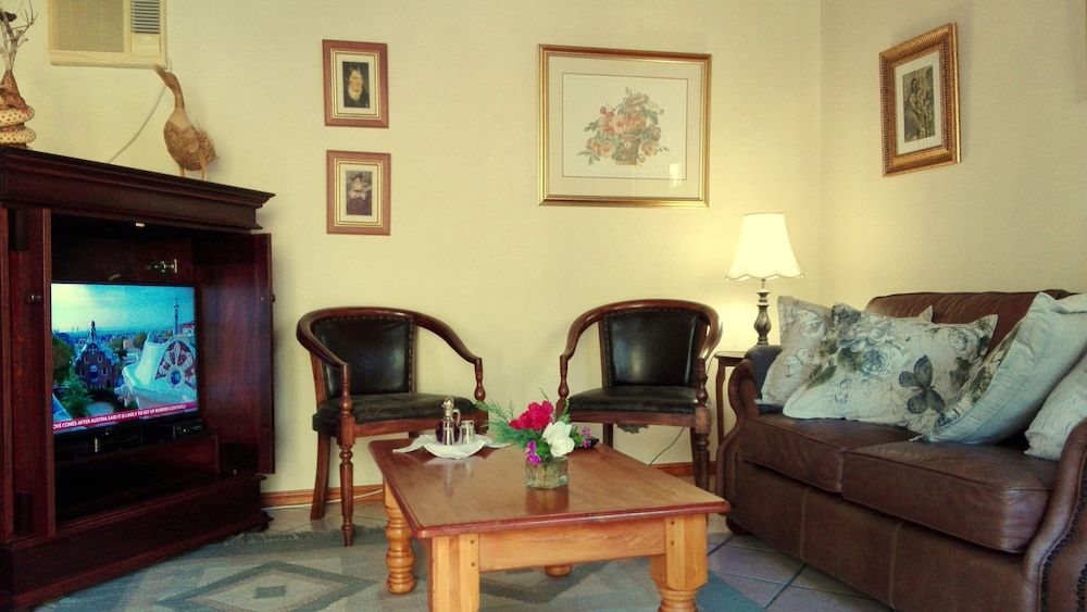 Saxe-Coburg Lodge Suite with garden view 4