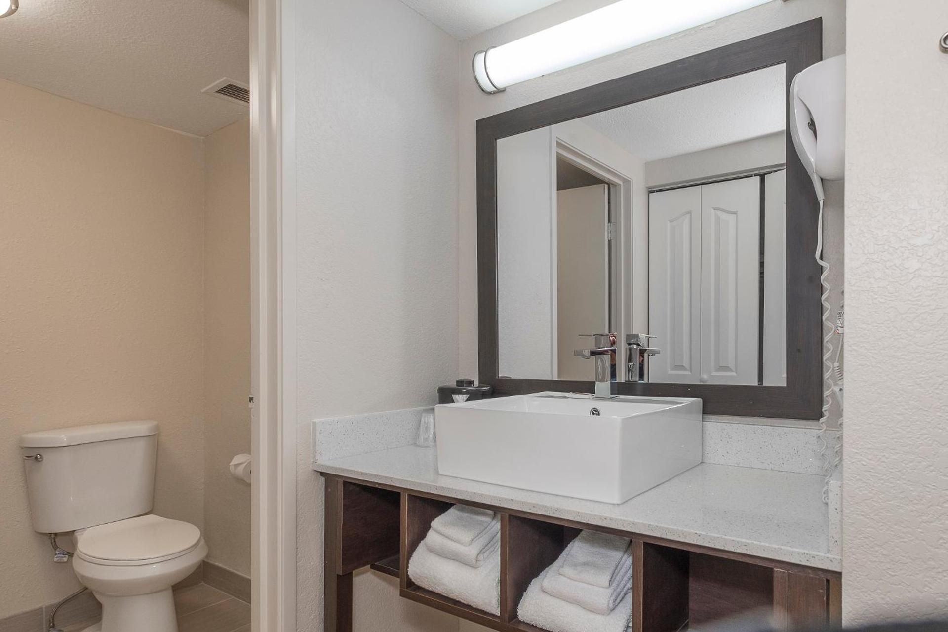 Suite King with Kitchenette and Jetted Tub Smoke Free