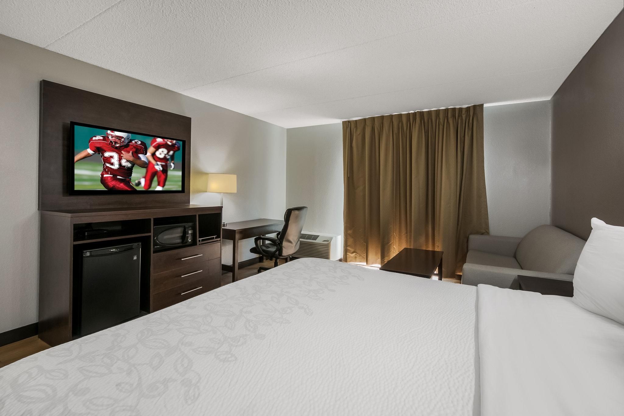 Premium King Poolside Smoke Free (Upgraded Bedding & Snack)