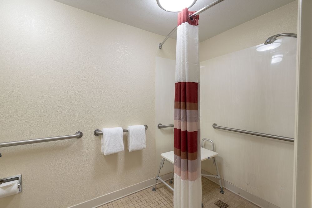 Red Roof Inn PLUS+ Nashville North - Goodlettsville Deluxe Room, 1 King Bed, Accessible (Roll-In Shower, Smoke Free) 4