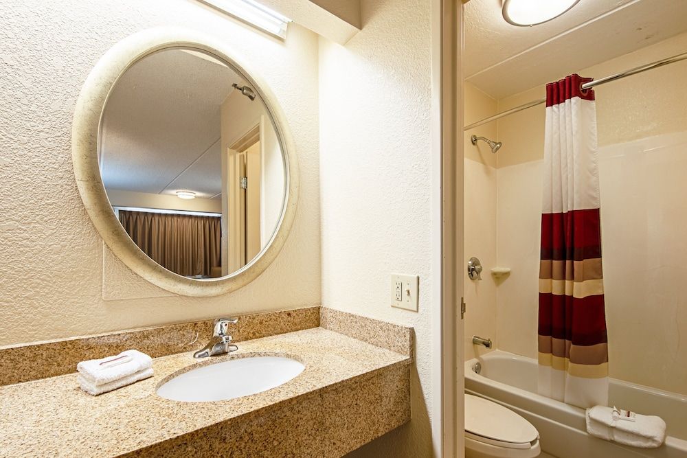 Red Roof Inn Johnson City Standard Room, 2 Double Beds (Smoke Free) 6