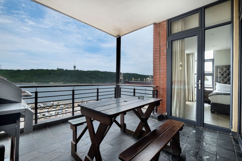 Point Waterfront Apartments Deluxe Apartment, 2 Bedrooms, Harbor View, Beachfront 5