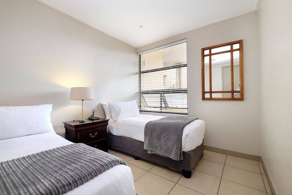 Point Waterfront Apartments Deluxe Apartment, 2 Bedrooms, Harbor View, Beachfront 2