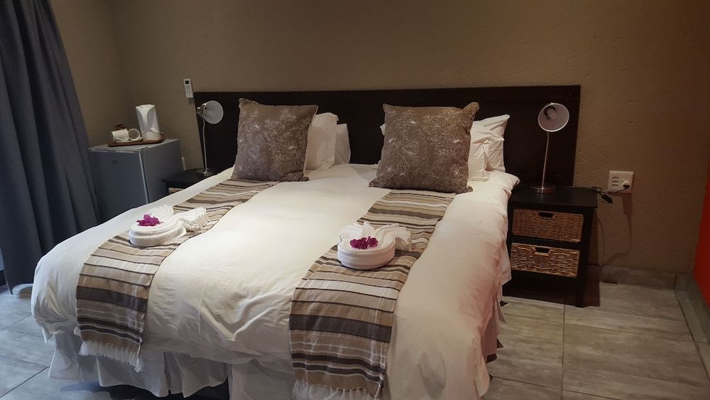 Family Chalet, Queen and 1 Twin, River View