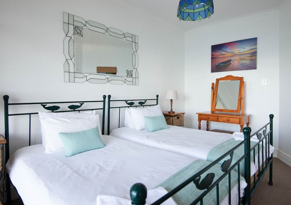 A Whale of a Time Apartment, 1 Bedroom, Sea View (Twin Penguin) 3