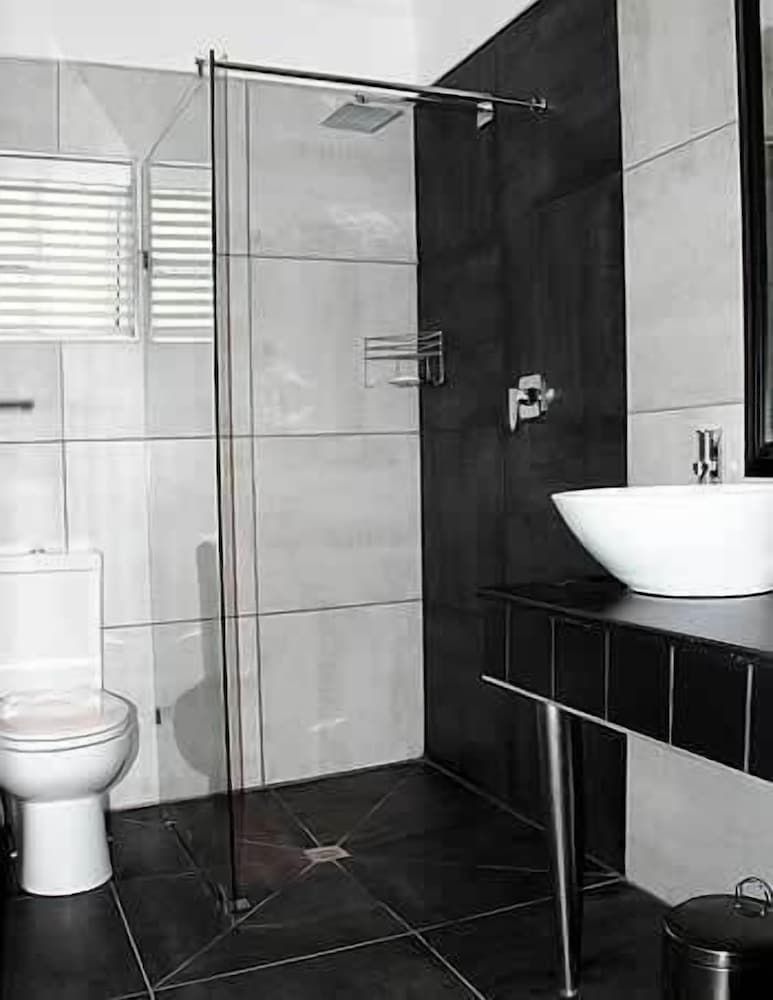 Knysna Inn Courtyard units: with Queen & Single bed 2 4