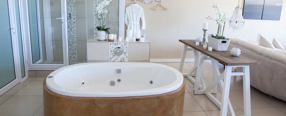 Umthunzi Hotel & Conference Honeymoon Suite, 1 King Bed, Bathtub, Sea View 8