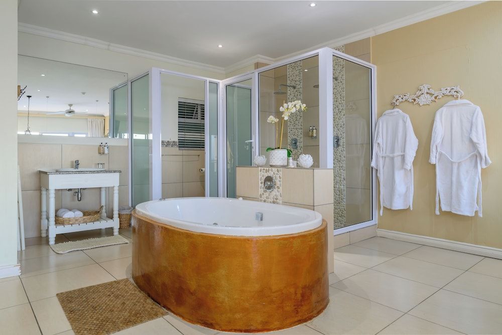 Umthunzi Hotel & Conference Honeymoon Suite, 1 King Bed, Bathtub, Sea View 7