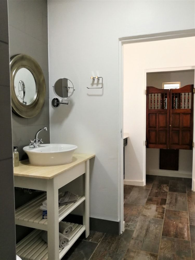 At 98 on Lynburn Guest House Luxury Suite, 1 Bedroom, Garden View 11