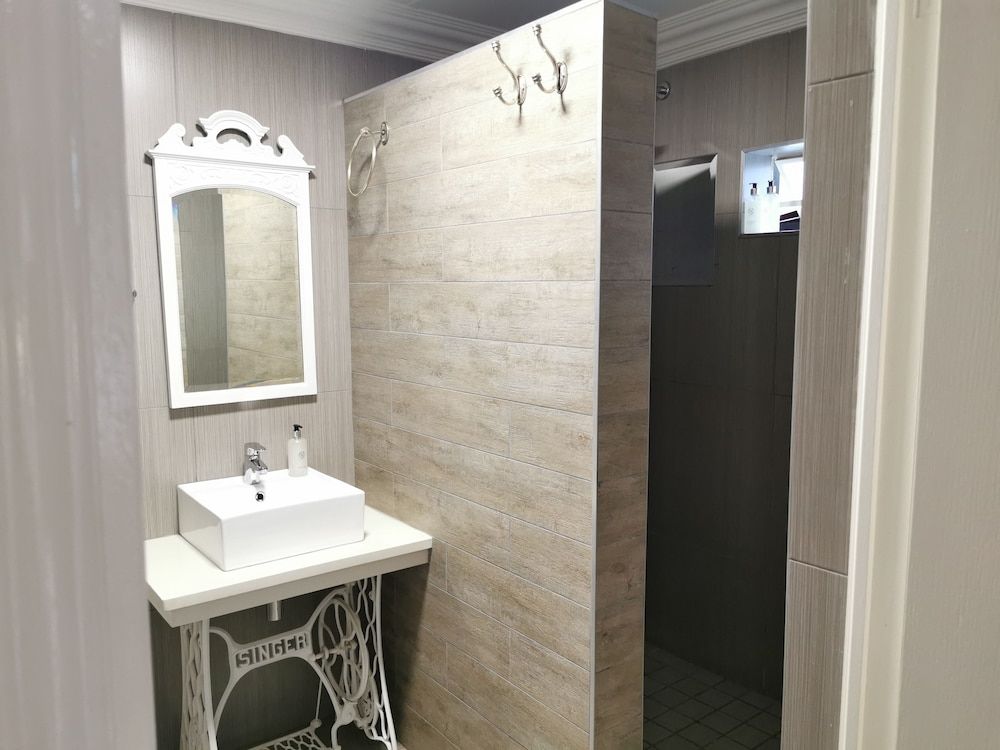 At 98 on Lynburn Guest House Executive Suite, 1 Bedroom (Executive Suite) 11