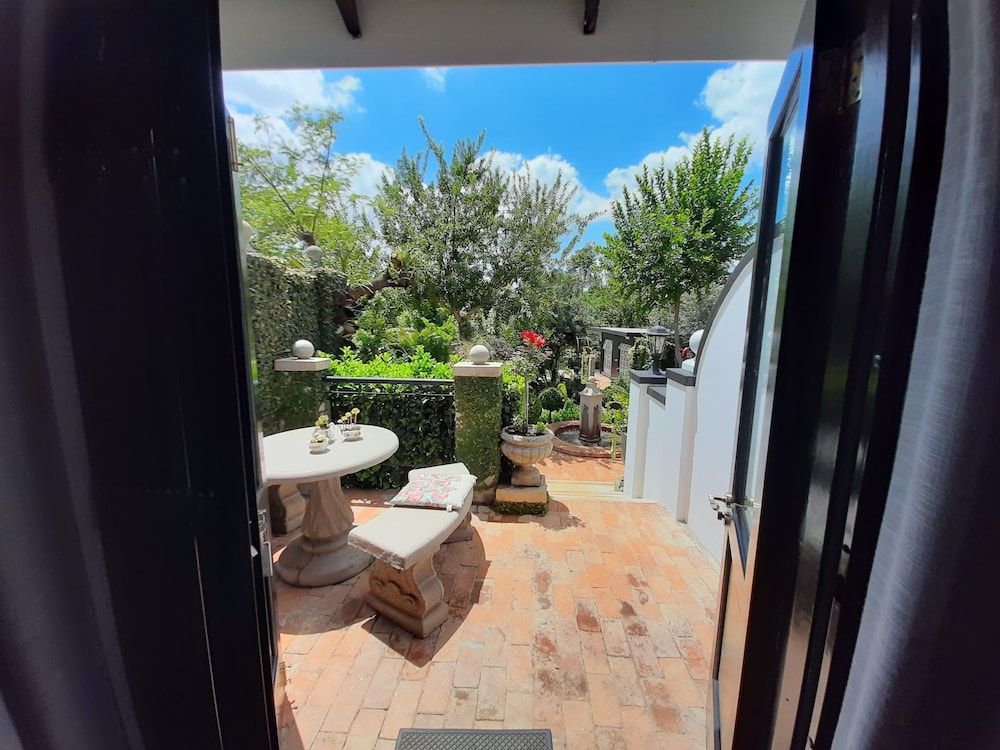 At 98 on Lynburn Guest House Luxury Suite, 1 Bedroom, Garden View 8