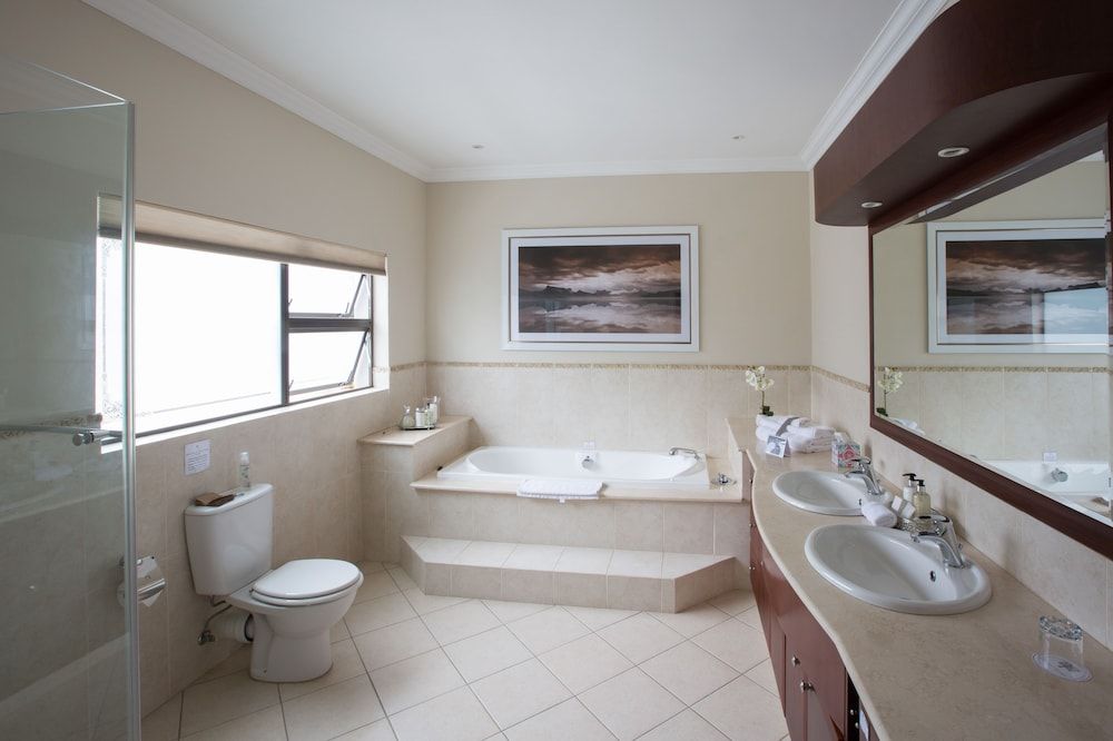 58 On Hume Executive Room, 1 King Bed 4