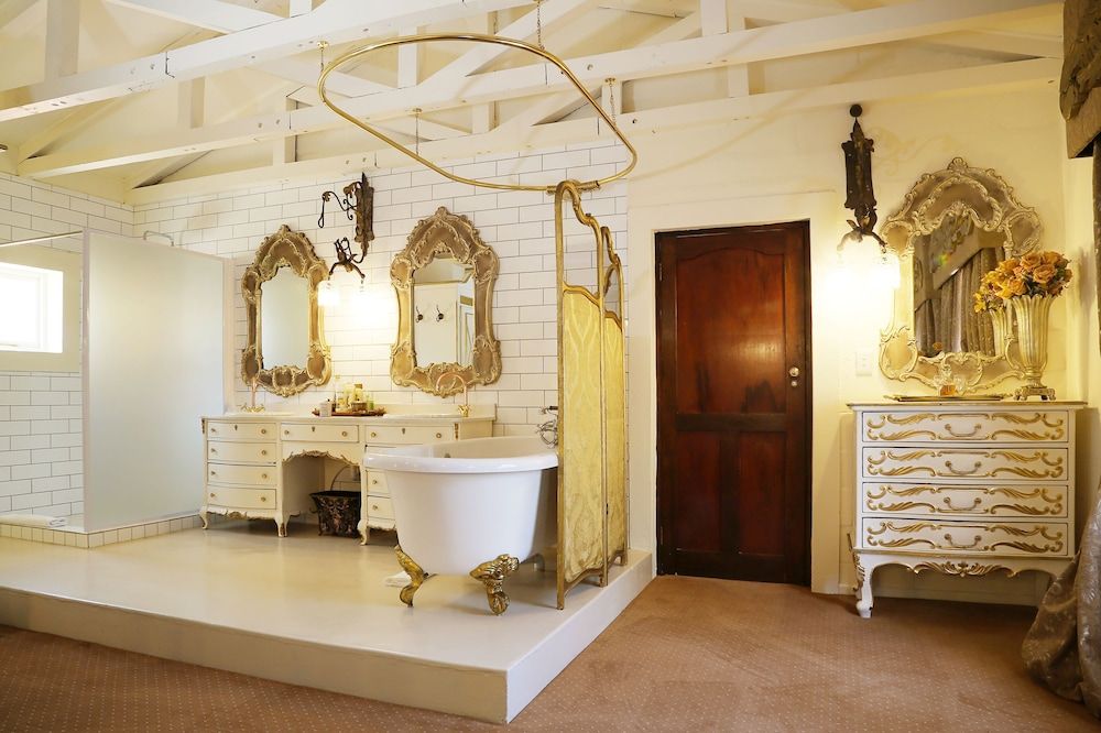 Rexford Manor Honeymoon Suite 4