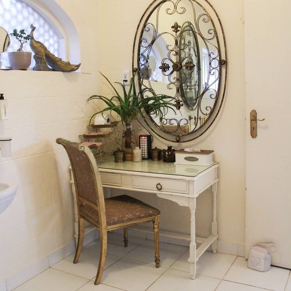 Rexford Manor Kingsman Room 4