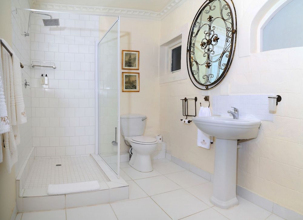 Rexford Manor Kingsman Room 7