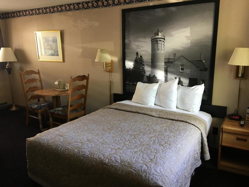 Standard Room, 1 Queen Bed, Courtyard View